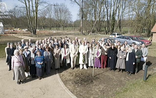 19 group.jpg - 17 March 2009 Group photo at Maharishi Garden Village.